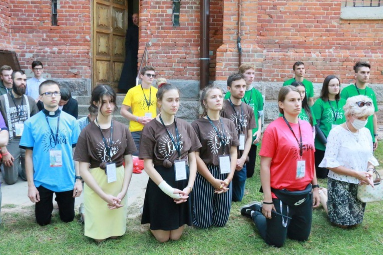 Krzyż i ikona Matki Bożej wśród młodych