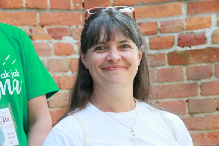 Krzyż i ikona Matki Bożej wśród młodych