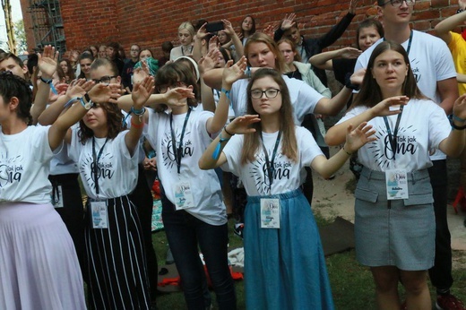 Krzyż i ikona Matki Bożej wśród młodych