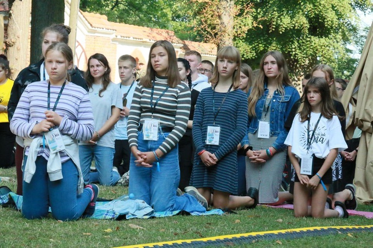 Krzyż i ikona Matki Bożej wśród młodych
