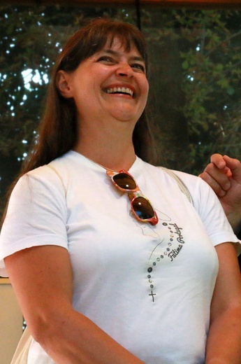 Krzyż i ikona Matki Bożej wśród młodych