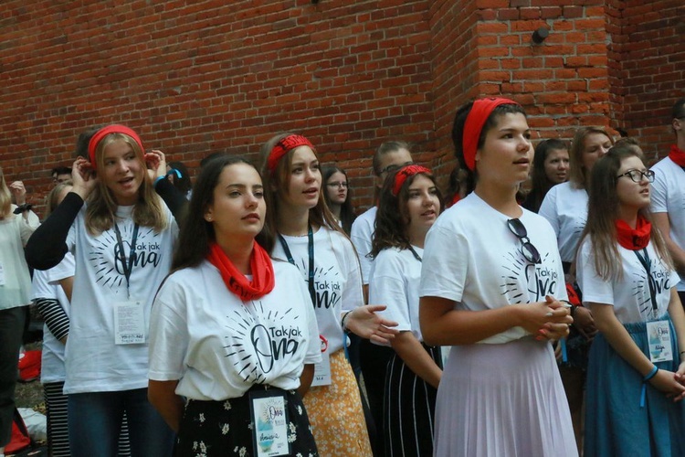 Krzyż i ikona Matki Bożej wśród młodych