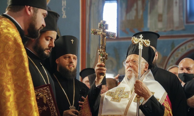 Bartłomiej I wśród duchownych w katedrze w Kijowie