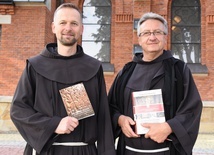 Od prawej: o. Stanisław Narcyz Klimas OFM i o. Tomasz Franciszek Dubiel OFM.