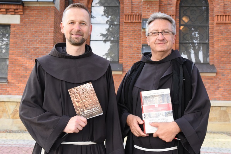 Od prawej: o. Stanisław Narcyz Klimas OFM i o. Tomasz Franciszek Dubiel OFM.