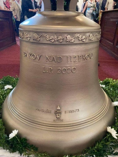 Świdnicki biskup poświęcił dzwony w czeskiej parafii