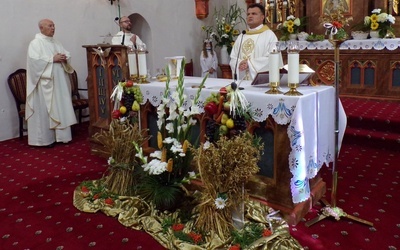 Dziękczynienie za plony. Dożynki wiejsko-parafialne w Strzelcach