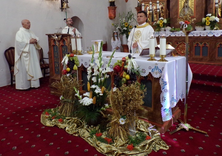 Dziękczynienie za plony. Dożynki wiejsko-parafialne w Strzelcach