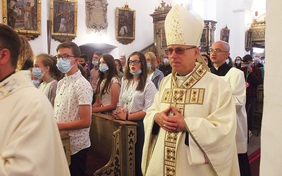 Niedzielnej Eucharystii dla młodych przewodniczył bp Andrzej Siemieniewski.