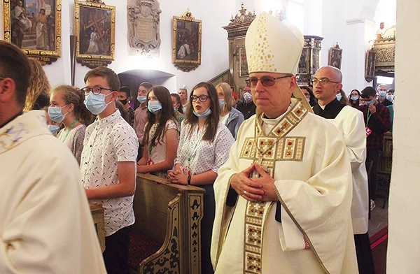 Niedzielnej Eucharystii dla młodych przewodniczył bp Andrzej Siemieniewski.