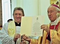 Bp Dziuba na ręce ks. Szeląga, proboszcza i kustosza, przekazał dekret ustanawiający sanktuarium.