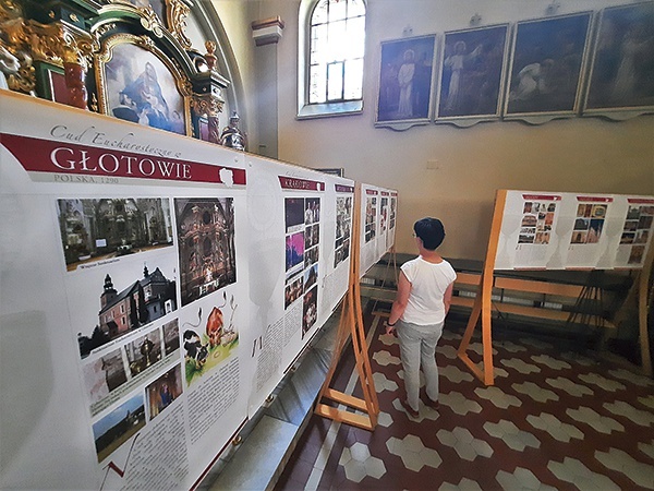 ◄	W sierpniu banery były rozstawione w kościele NSPJ w Niedobczycach.