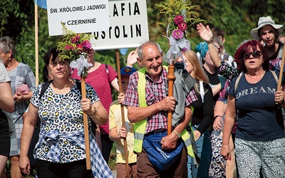 ▲	Wielu pielgrzymów do sanktuarium od lat przybywa pieszo.