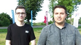 ▼	Konrad Kopacz i Szymon Kamiński w filmiku informacyjnym.