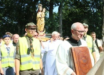 Procesja z cudowną figurą i księgą łask podczas wrześniowych uroczytości.