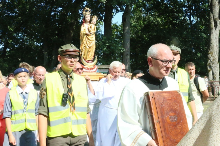 Procesja z cudowną figurą i księgą łask podczas wrześniowych uroczytości.