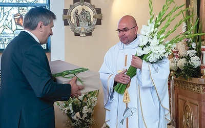 ▲	Nie zabrakło też gratulacji i życzeń na następne lata. 