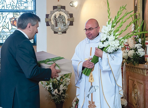 ▲	Nie zabrakło też gratulacji i życzeń na następne lata. 