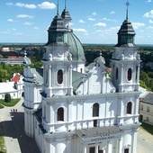 Świątynia góruje  nad miastem.