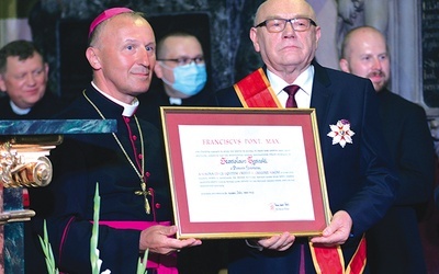 Laureat z bp. Markiem Solarczykiem podczas ceremonii dekorowania i wręczenia dyplomu.