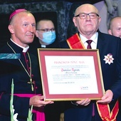 Laureat z bp. Markiem Solarczykiem podczas ceremonii dekorowania i wręczenia dyplomu.