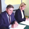 Umowę podpisują  Agata Sitko  i Leszek Ruszczyk.