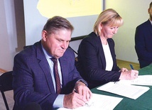 Umowę podpisują  Agata Sitko  i Leszek Ruszczyk.
