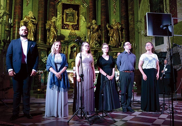 Capella Caelestis, jej muzycy i śpiewacy, którzy w tym roku dali koncert w tej świątyni.