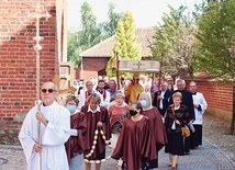 Msza św. zakończyła się procesją wokół kościoła.