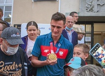 Rozdawanie autografów i selfie pod opolskim ratuszem trwały długo.