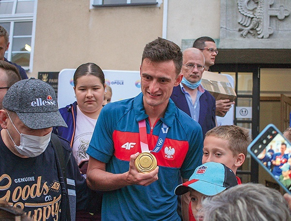 Rozdawanie autografów i selfie pod opolskim ratuszem trwały długo.