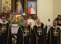 Trzej mężczyźni z Gostynina i jeden z Pułtuska złożyli ślubowanie, założyli strój z papieskim herbem i przyjęli różaniec.