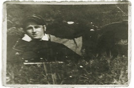 Zachowały się fotografie młodego jagiellończyka. Na jednej z nich jest w mundurze i czapce szkolnej.