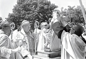 45 lat temu kardynał wraz z biskupami Sikorskim i Wosińskim koronował Pietę Oborską. Mówił wtedy o wierze, która pociesza, umacnia i daje pokój narodowi.