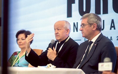 Dr med. Barbara Engel, ks. Stanisław Szczepanik i Wojciech Murdzek w trakcie jednego z paneli dyskusyjnych. 
