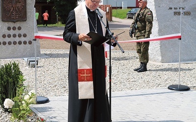 Ordynariusz świdnicki w czasie uroczystości na pl. Sienkiewicza.