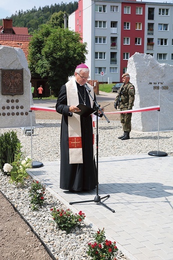 Ordynariusz świdnicki w czasie uroczystości na pl. Sienkiewicza.