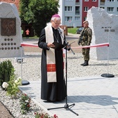 Ordynariusz świdnicki w czasie uroczystości na pl. Sienkiewicza.