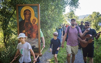 Na czele pielgrzymki niemal od samego jej początku niesiony jest obraz, który z jednej strony przedstawia Jezusa Miłosiernego, a z drugiej Matkę Boską Częstochowską.