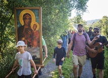 Na czele pielgrzymki niemal od samego jej początku niesiony jest obraz, który z jednej strony przedstawia Jezusa Miłosiernego, a z drugiej Matkę Boską Częstochowską.