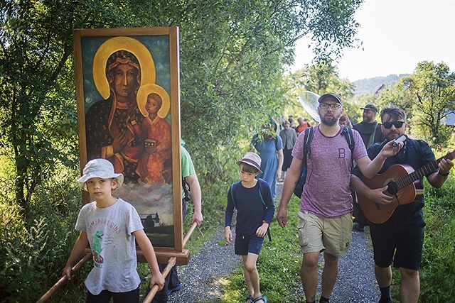 Na czele pielgrzymki niemal od samego jej początku niesiony jest obraz, który z jednej strony przedstawia Jezusa Miłosiernego, a z drugiej Matkę Boską Częstochowską.