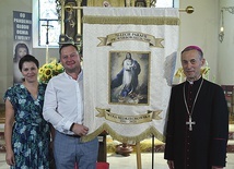 Pamiątką obu rocznic będzie sztandar ufundowany  przez jedną z rodzin.  Obok bp Stanisław.
