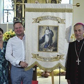 Pamiątką obu rocznic będzie sztandar ufundowany  przez jedną z rodzin.  Obok bp Stanisław.