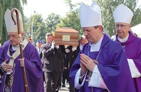 Zmarły hierarcha jest pierwszym pasterzem diecezji pochowanym w podziemiach warszawsko- -praskiej katedry.