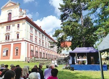 Pielgrzymi wysłuchali katechezy i wzięli udział w polowej Mszy św. Na zakończenie spotkania odbył się koncert pieśni patriotycznych.