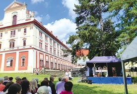 Pielgrzymi wysłuchali katechezy i wzięli udział w polowej Mszy św. Na zakończenie spotkania odbył się koncert pieśni patriotycznych.