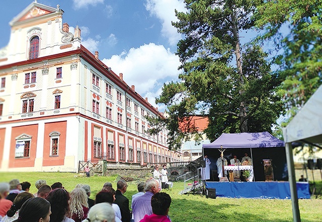 Pielgrzymi wysłuchali katechezy i wzięli udział w polowej Mszy św. Na zakończenie spotkania odbył się koncert pieśni patriotycznych.