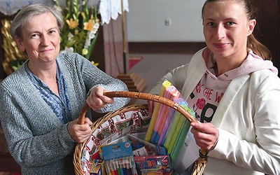 Krystyna Dukiewicz i Wioleta Stróżyk pokazują hojność wielu osób, a to tylko jeden z czterech koszy i półmetek zbiórki.