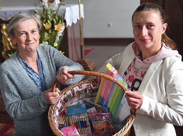 Krystyna Dukiewicz i Wioleta Stróżyk pokazują hojność wielu osób, a to tylko jeden z czterech koszy i półmetek zbiórki.