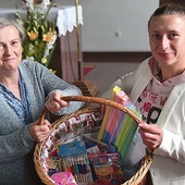 Krystyna Dukiewicz i Wioleta Stróżyk pokazują hojność wielu osób, a to tylko jeden z czterech koszy i półmetek zbiórki.